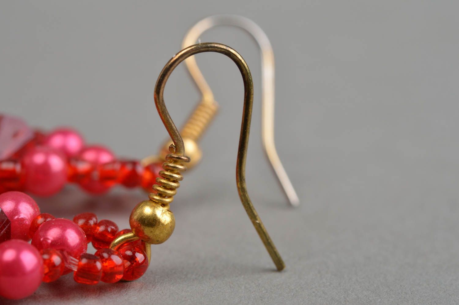 Schöne elegante rote handgemachte Ohrringe aus Glasperlen für stilvolle Damen foto 4