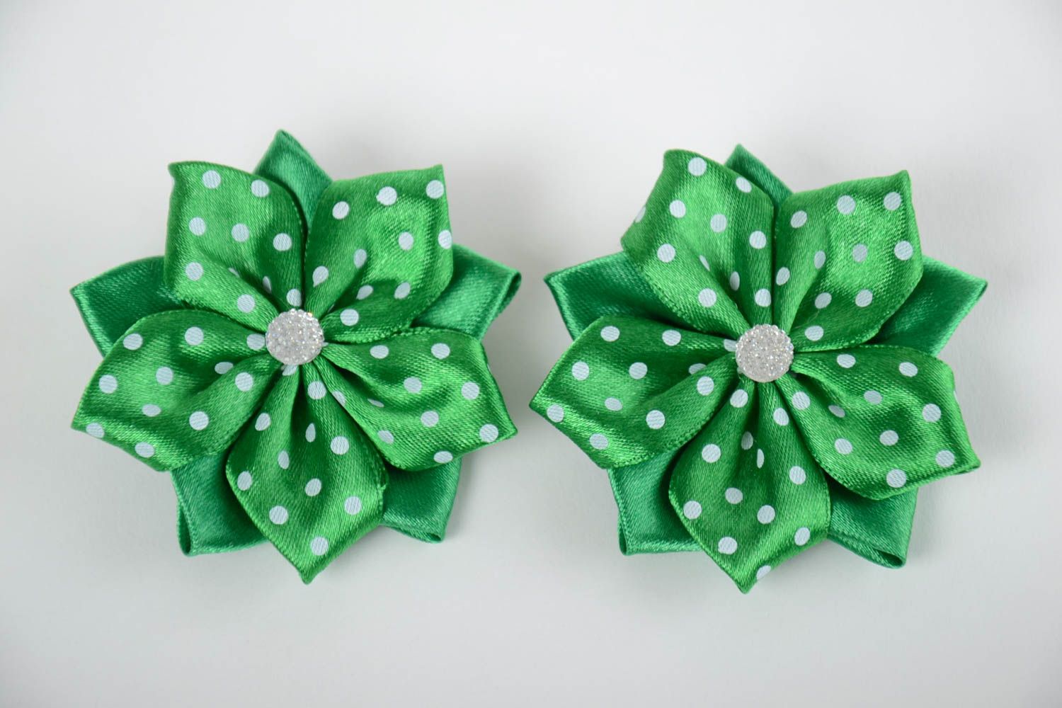 Grüne handgemachte Haarspangen aus Atlasbändern mit Blumen für Kinder 2 Stück  foto 2