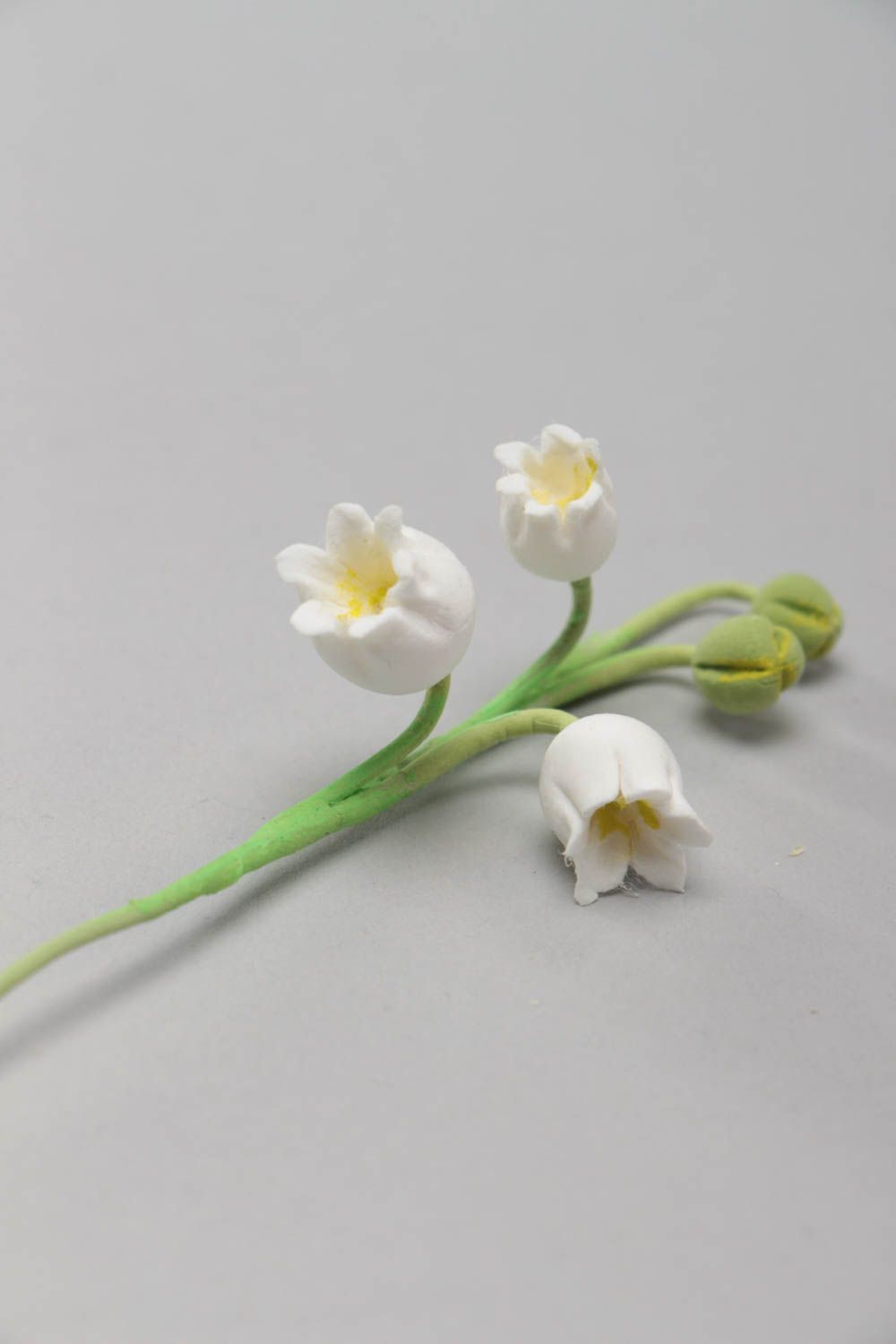 Искусственный цветок из полимерной глины в виде ландыша ручной работы фото 3