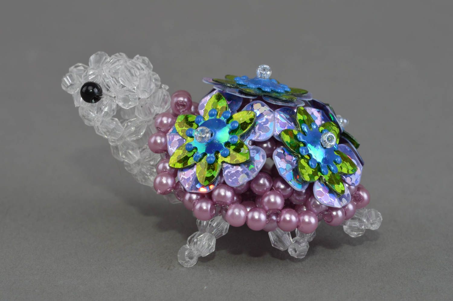 Маленькая бисерная фигурка черепахи с цветами ручной работы красивая милая фото 2
