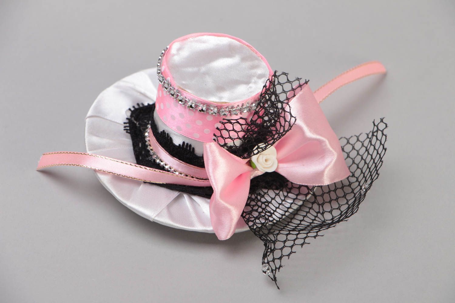 Объемная заколка для волос в виде шляпки ручной работы розовая с сеточкой фото 2