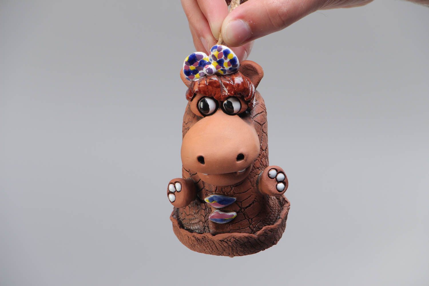 Petite clochette en céramique brune peinte faite main en forme d'hippo photo 4