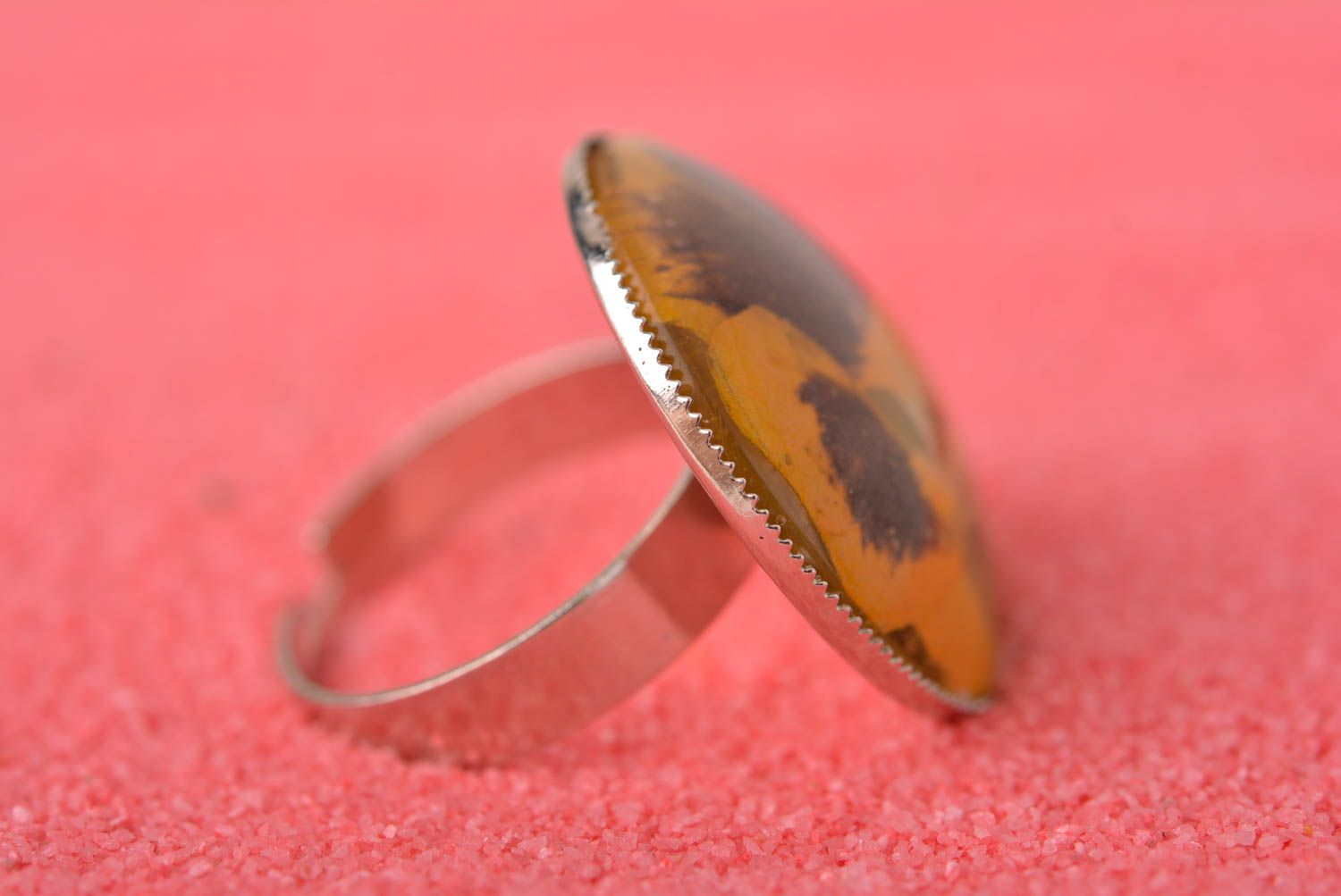 Кольцо ручной работы кольцо из эпоксидной смолы женское кольцо Анютины глазки фото 2