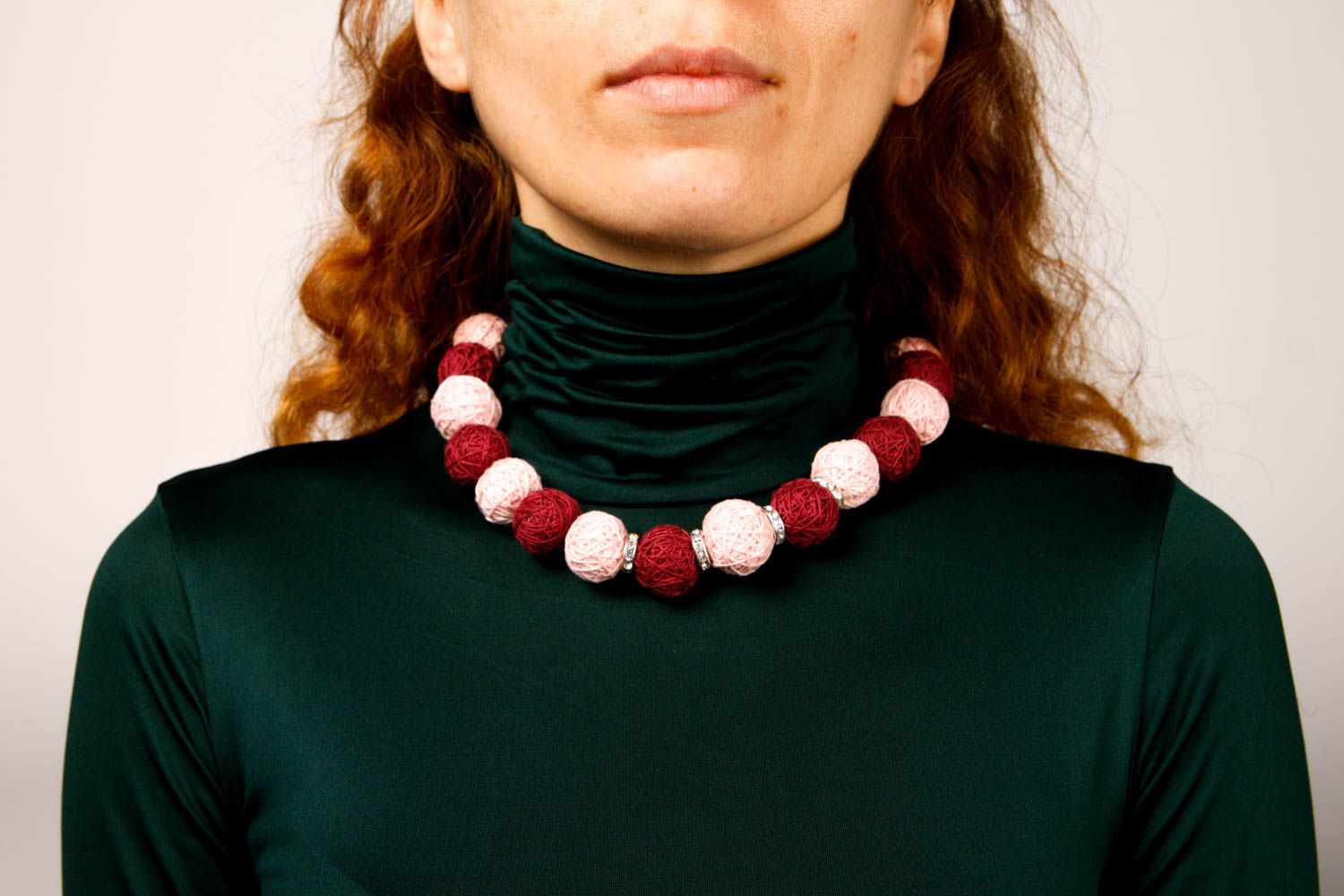 Collier rouge et rose Bijou fait main en perles textiles Cadeau pour femme photo 1