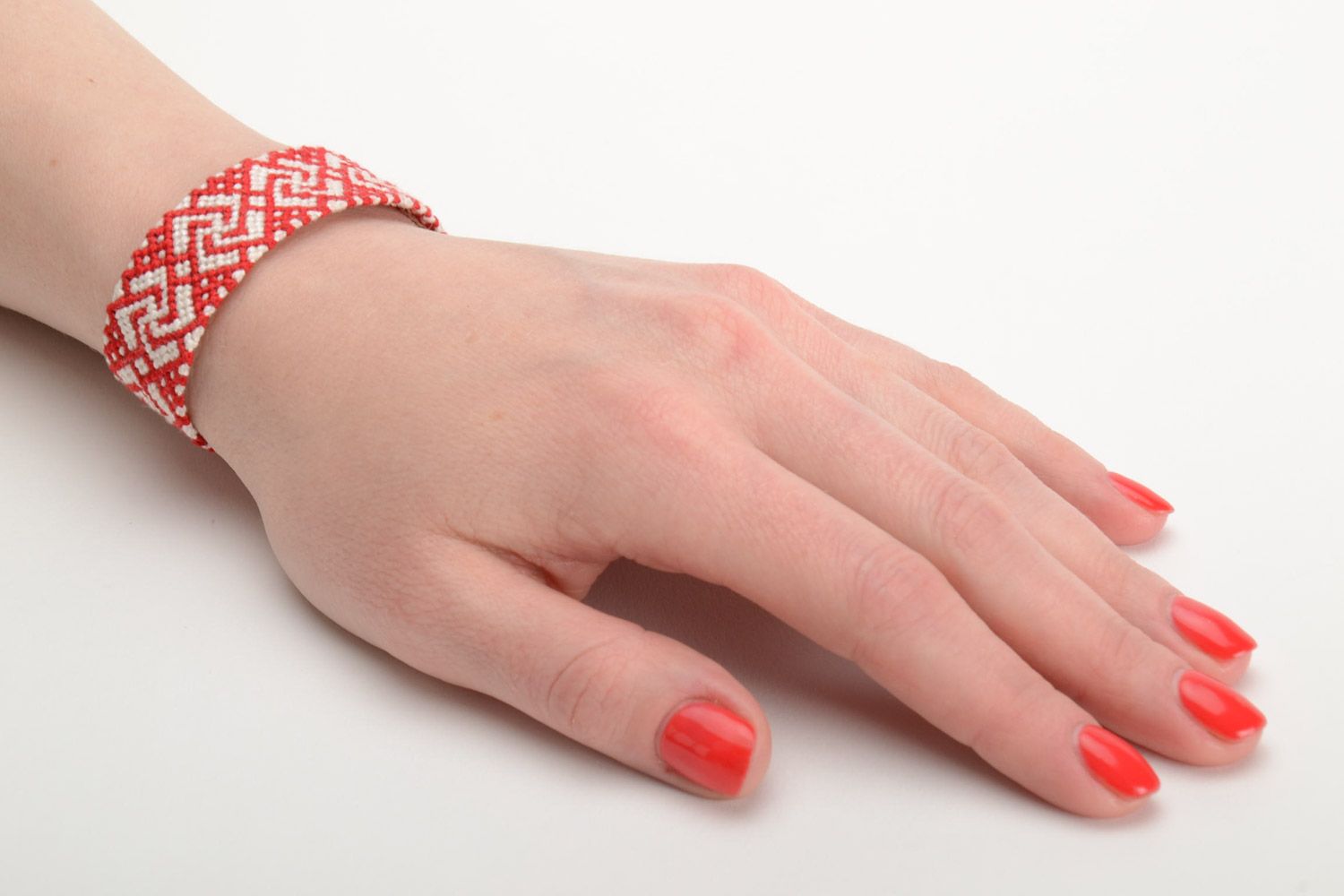 Bracelet textile original fait main tressé ethnique ornement rouge blanc  photo 5