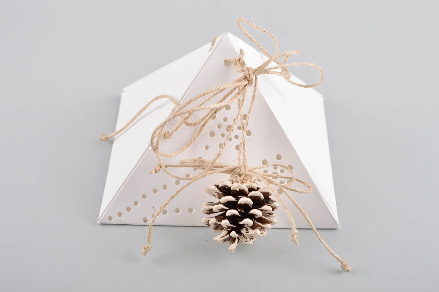 Boite cadeau fait main Box cadeau Emballages carton blanc design pyramide photo 1
