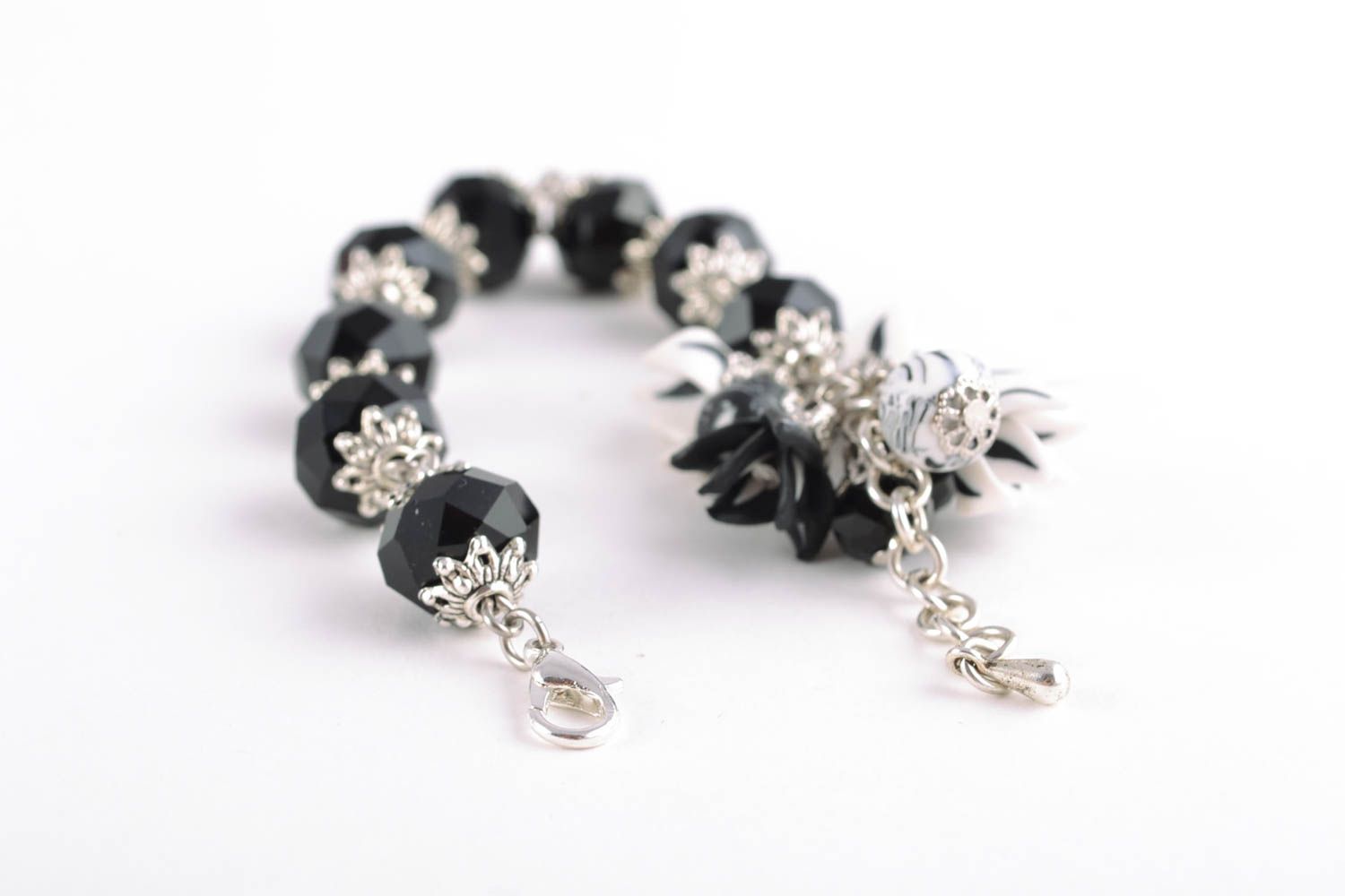 Bracelet en perles de pâte polymère blanc-noir fait main de soirée design  photo 3