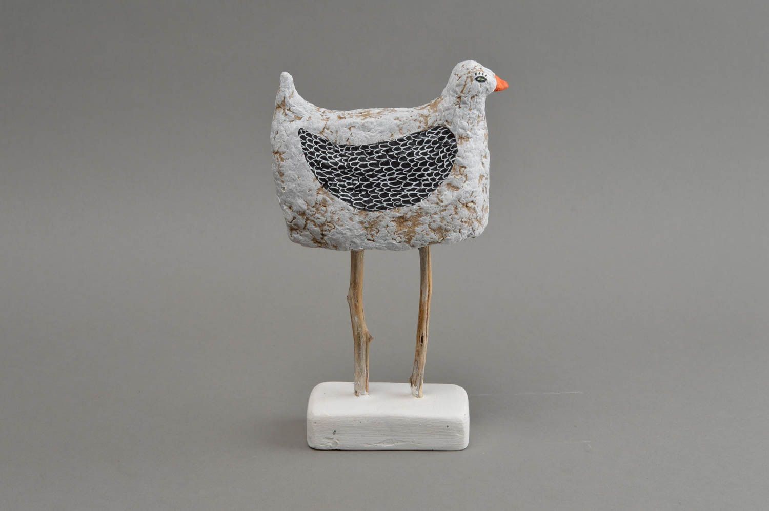 Originelle kleine handmade Huhn Figur aus Gips mit Bemalung auf Ständer foto 4
