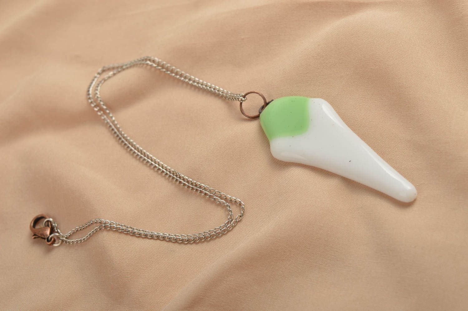 Pendentif verre blanc vert Bijou fait main Accessoire femme design de créateur photo 1