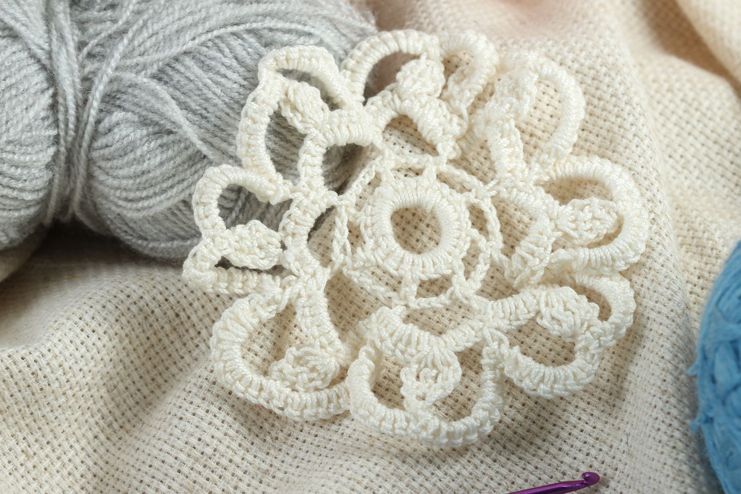 Fleur au tricot faite main Fourniture bijoux blanche ajourée Création broche photo 1