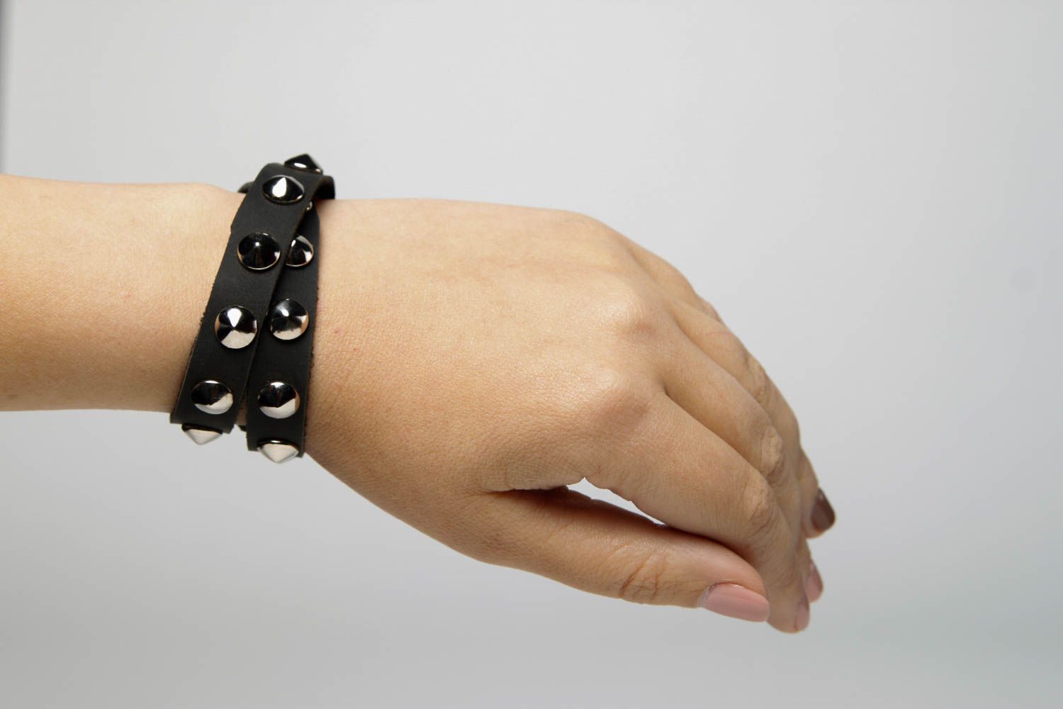 Bracelet cuir Bijou fait main noir Accessoire tendance fourniture métallique photo 2