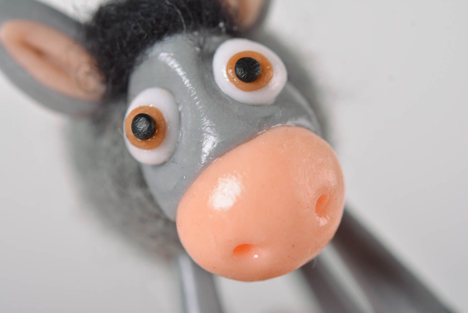 Игрушка из шерсти ручной работы валяная игрушка ослик фигурка из пластики серая фото 2