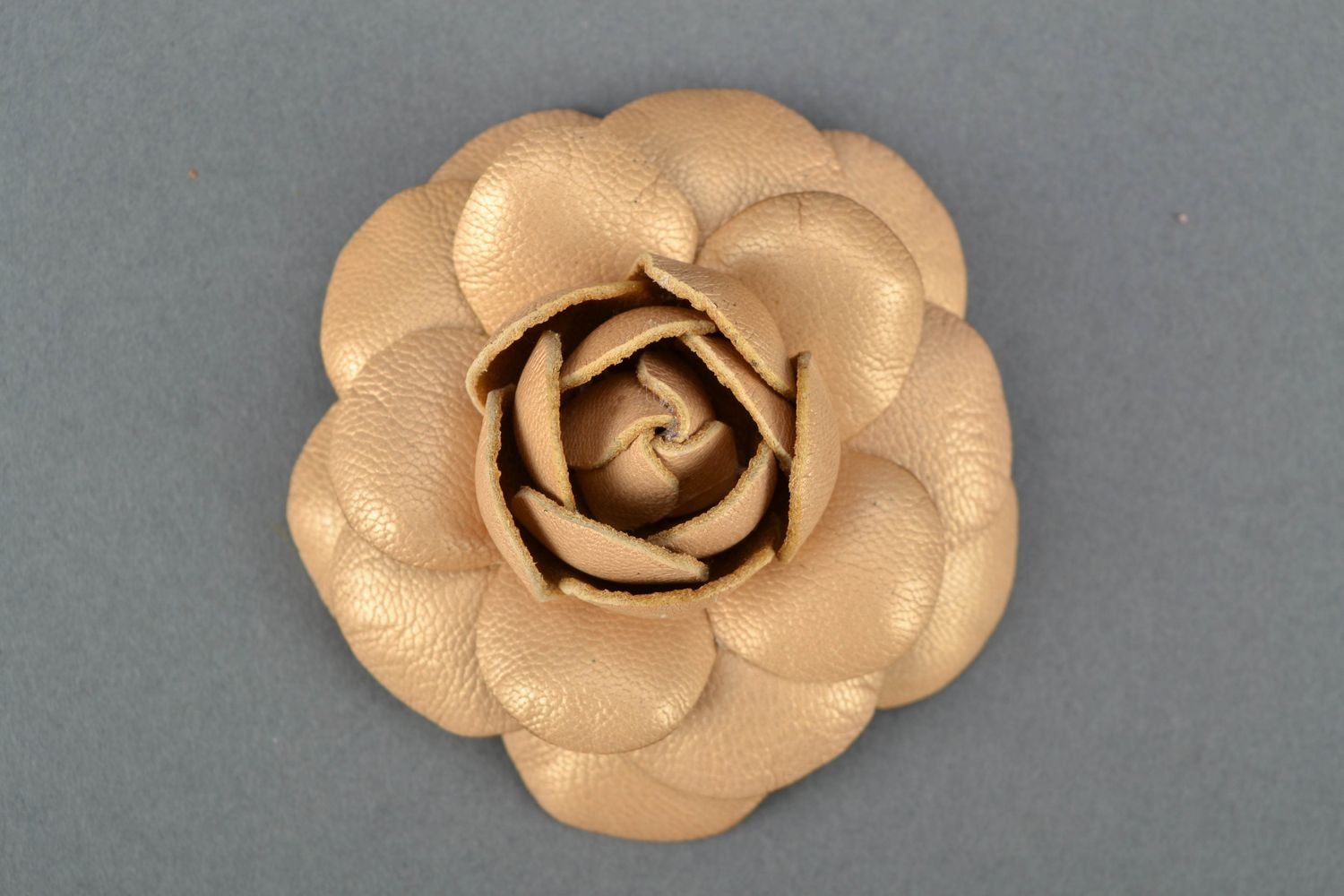 Broche de cuero con flor de color de beige foto 1