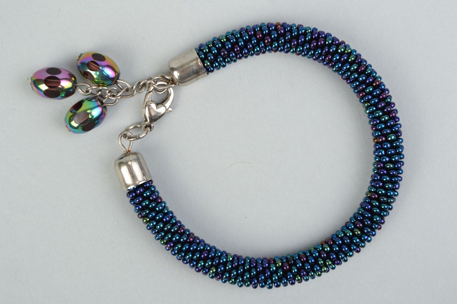 Bracelet bleu foncé en perles de rocaille avec pendentifs fait main pour femme photo 2