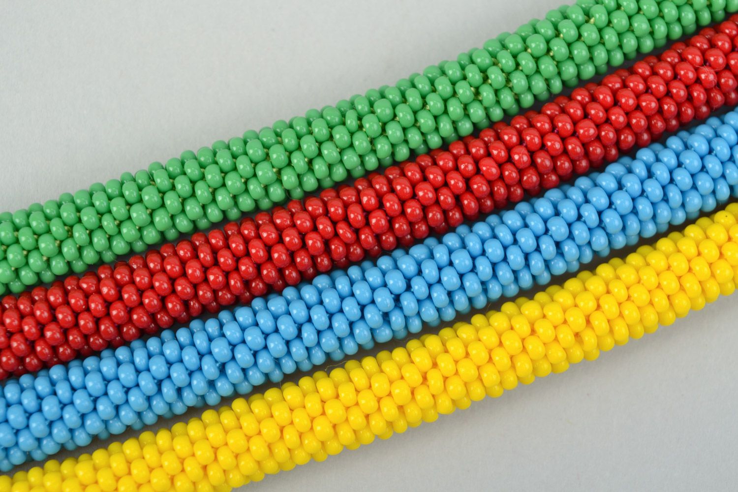 Quatre bracelets crochetés en perles de rocaille bleu jaune rouge vert fait main photo 3