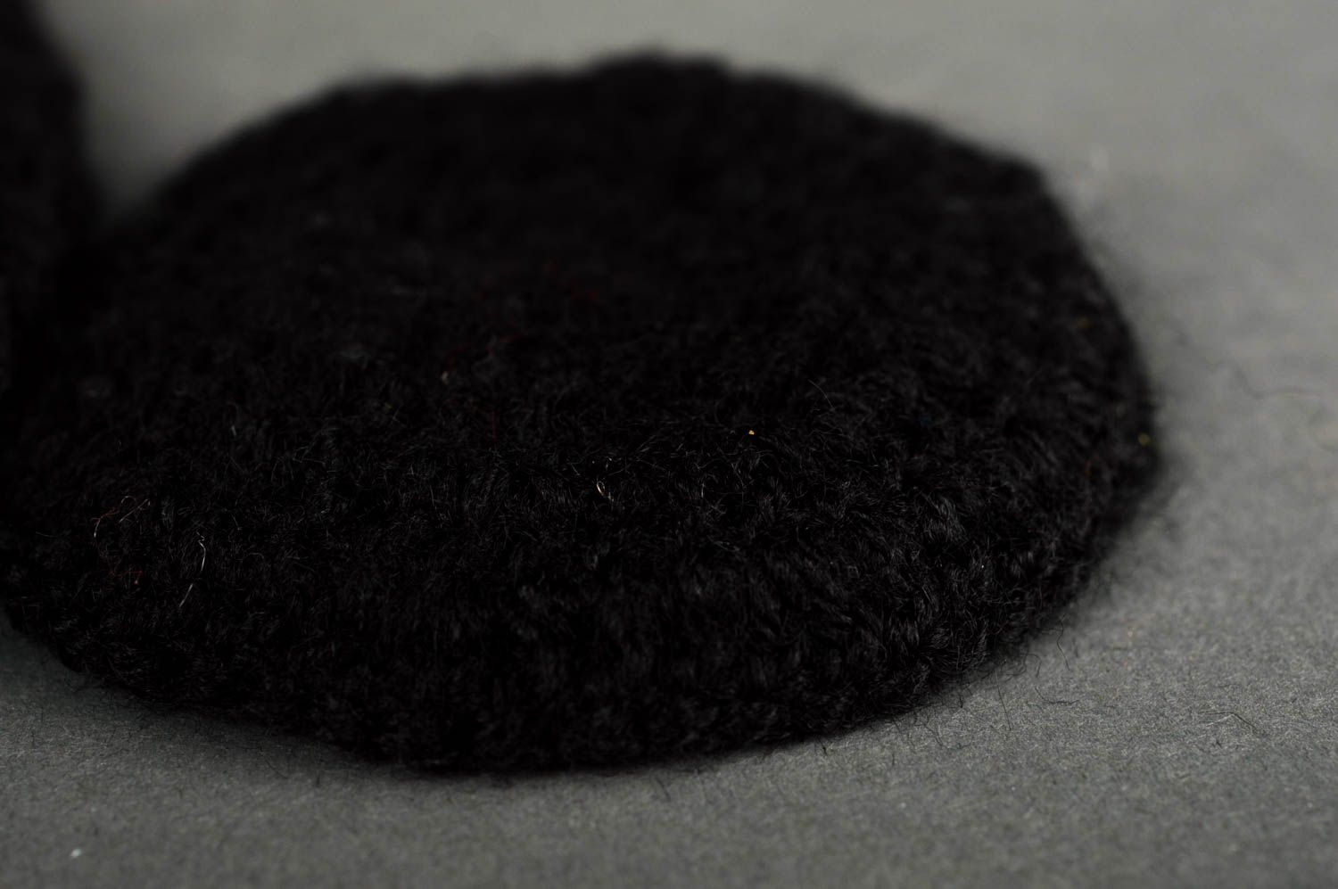 Gestrickte Mütze handmade warme Mütze in Rot und Schwarz modisches Accessoire foto 4
