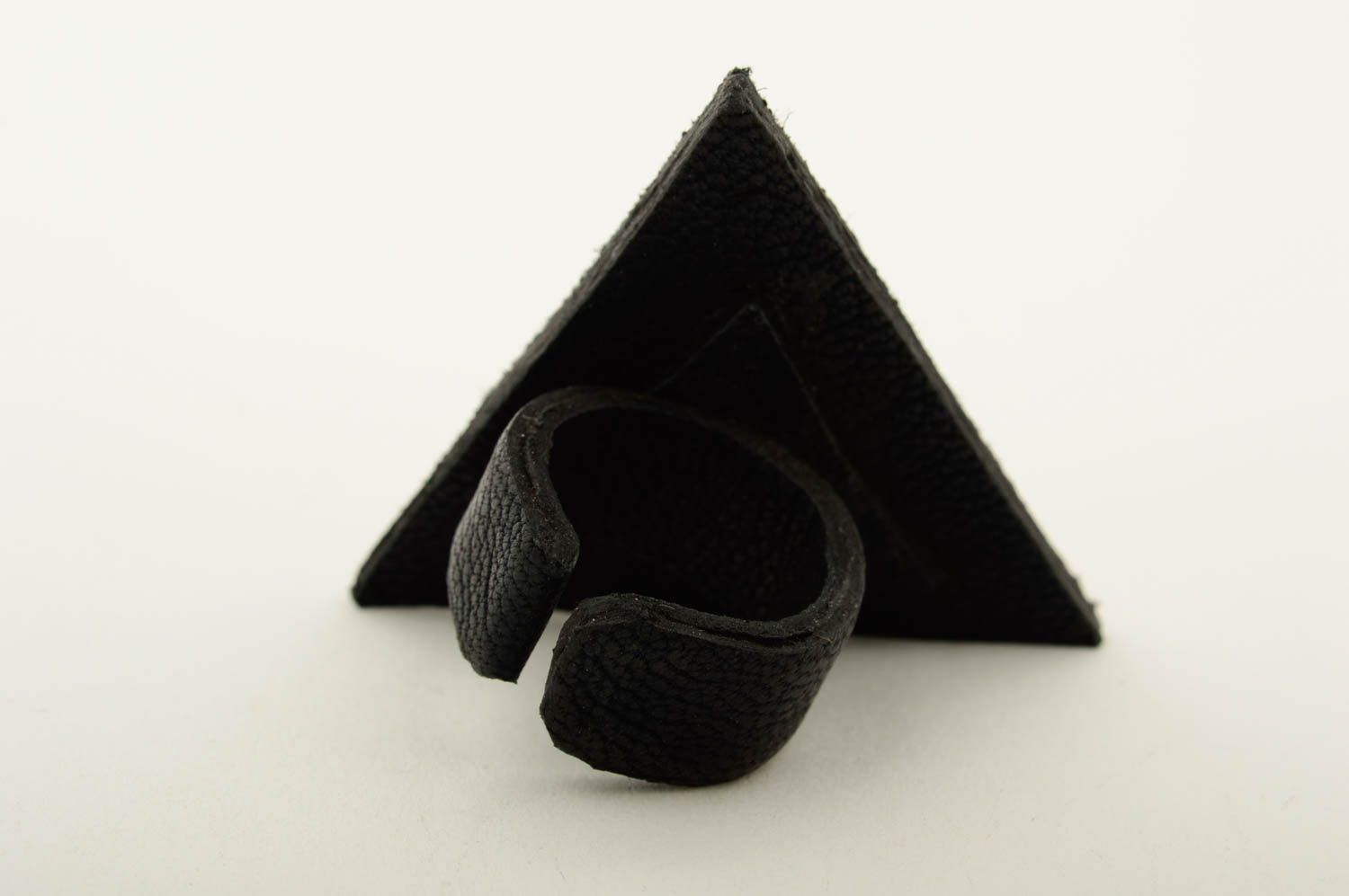 Bague triangle Bijou fait main noir en cuir design original Cadeau femme photo 5