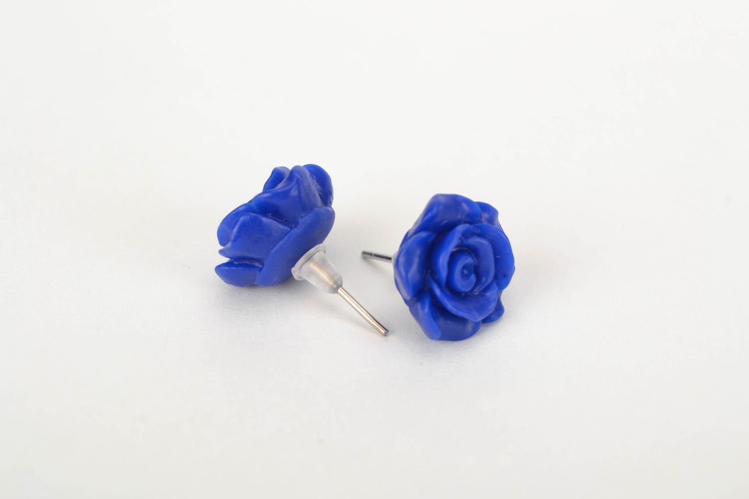 Серьги-гвоздики из полимерной глины в виде синих роз фото 4