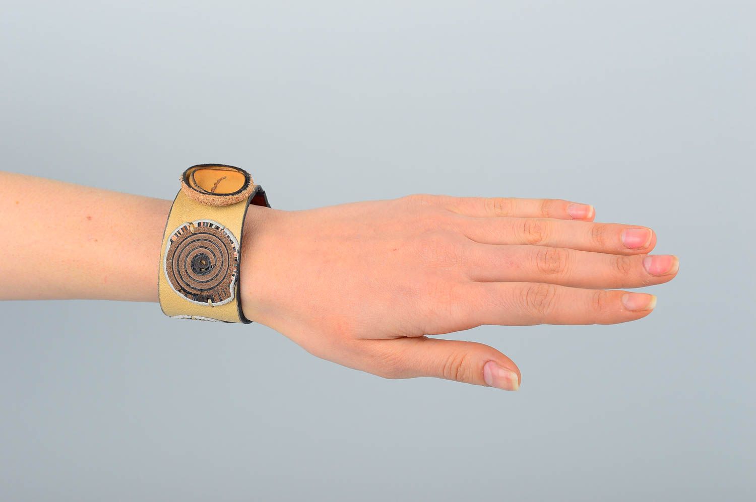 Bracelet large en cuir Bijou fait main design original Cadeau pour femme photo 1