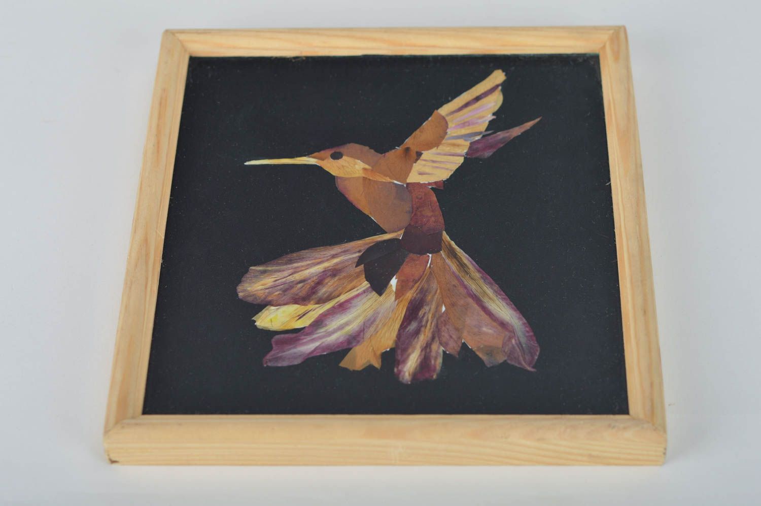 Handgemachtes Bild aus getrockneten Blättern Vogel im Holzrahmen für Dekor foto 1