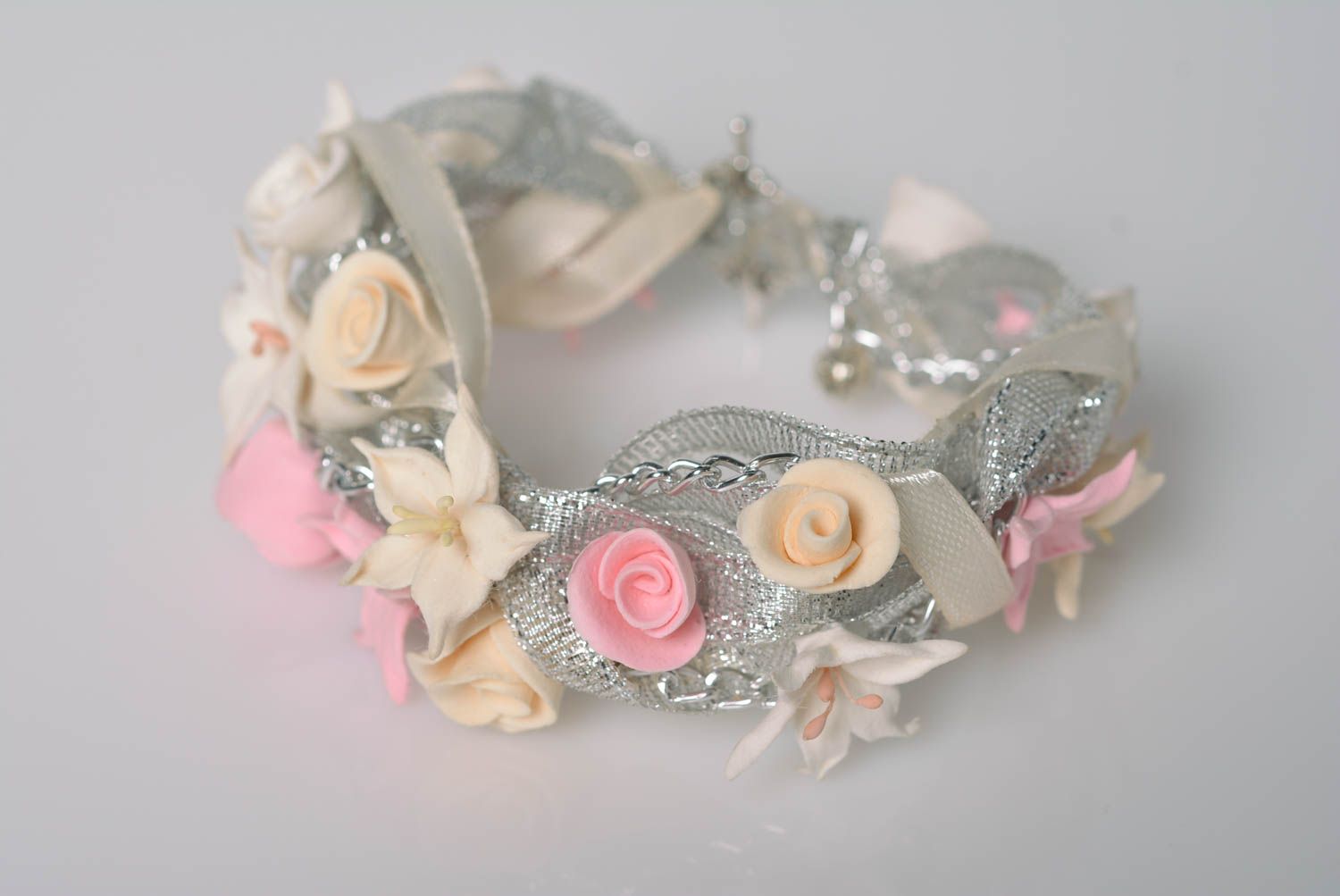 Schönes originelles Polymer Ton Armband mit Blumen und Bändern Handarbeit foto 2