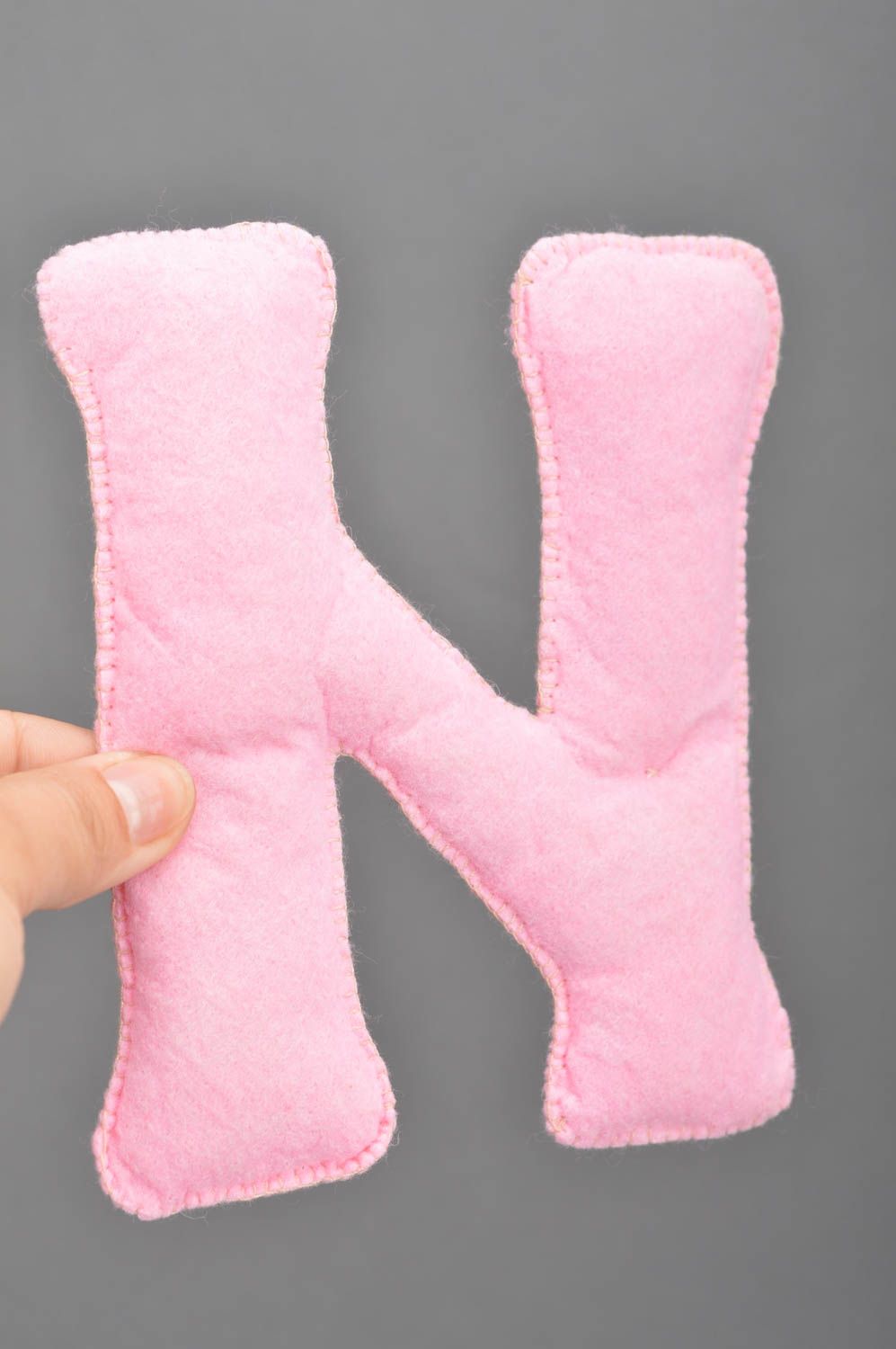 Lustiges weiches rosafarbiges handgemachtes Lernspielzeug aus Filz Buchstabe N foto 3