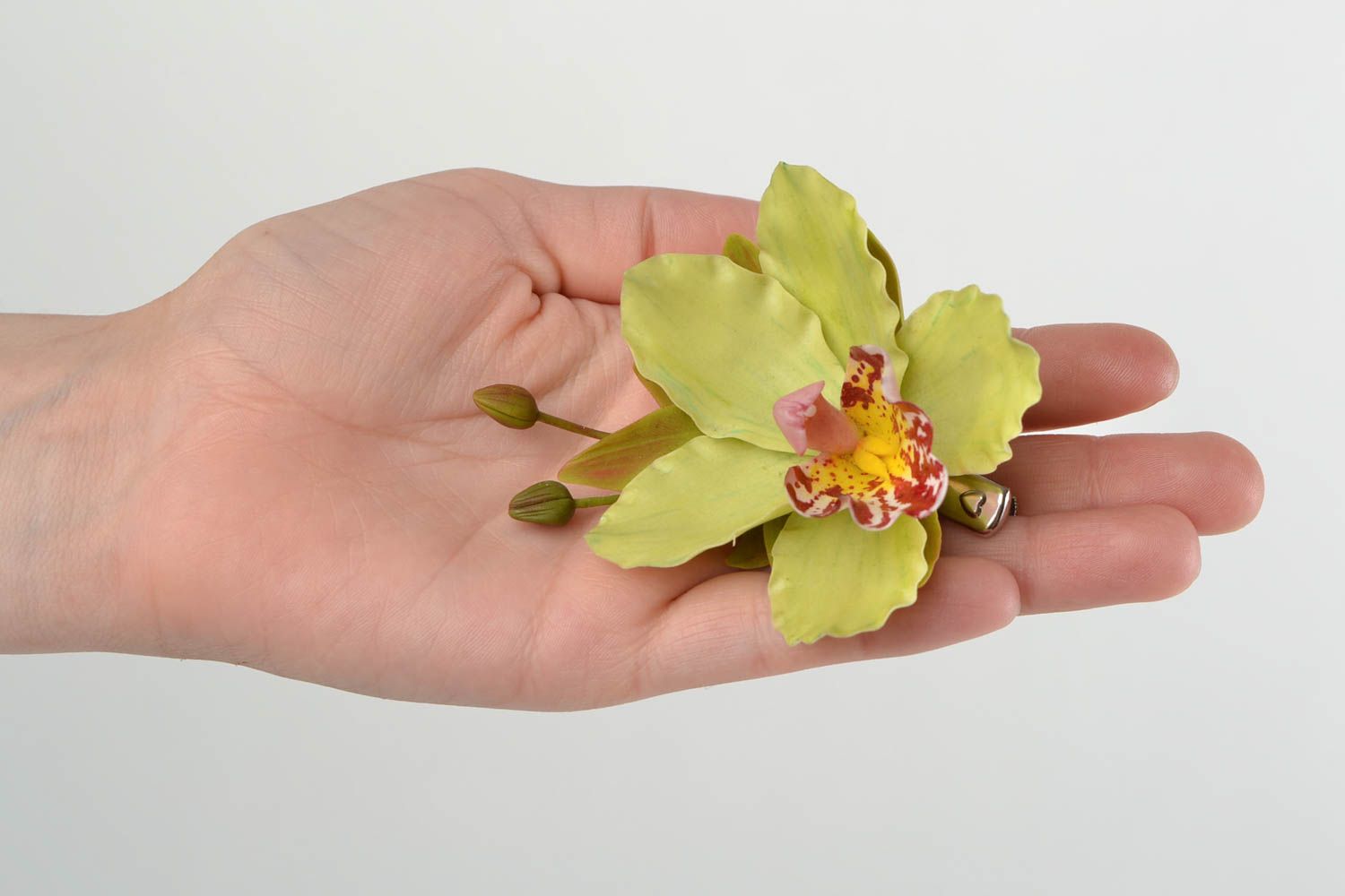 Заколка брошь из холодного фарфора в виде орхидеи ручной работы объемная красивая фото 2