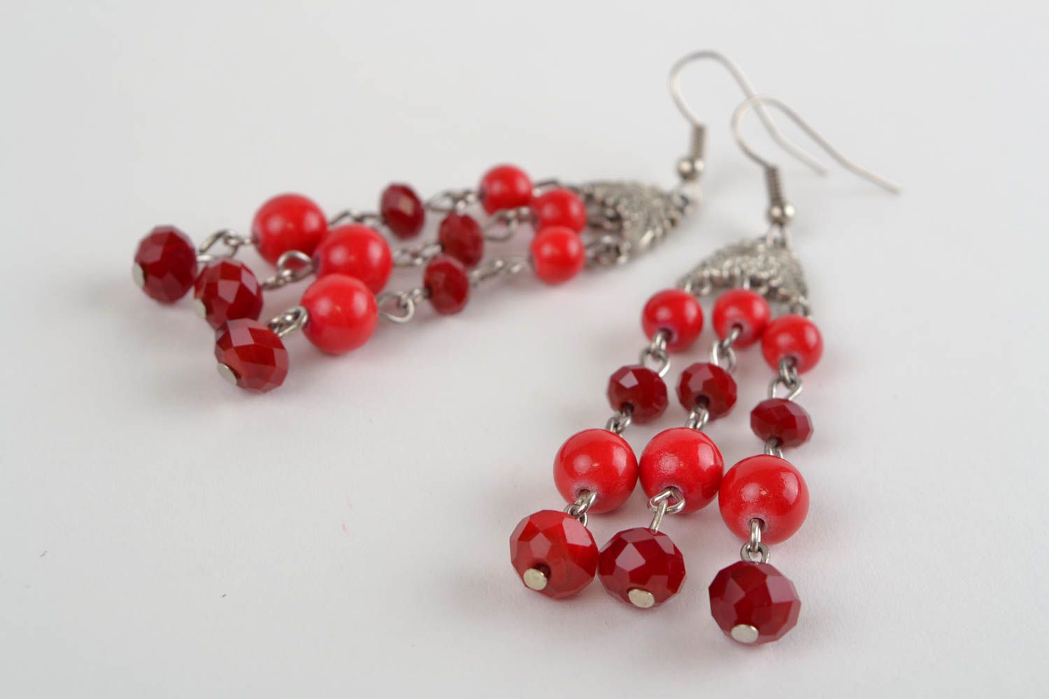 Boucles d'oreilles en verre tchèque et métal faites main pendantes rouges photo 4