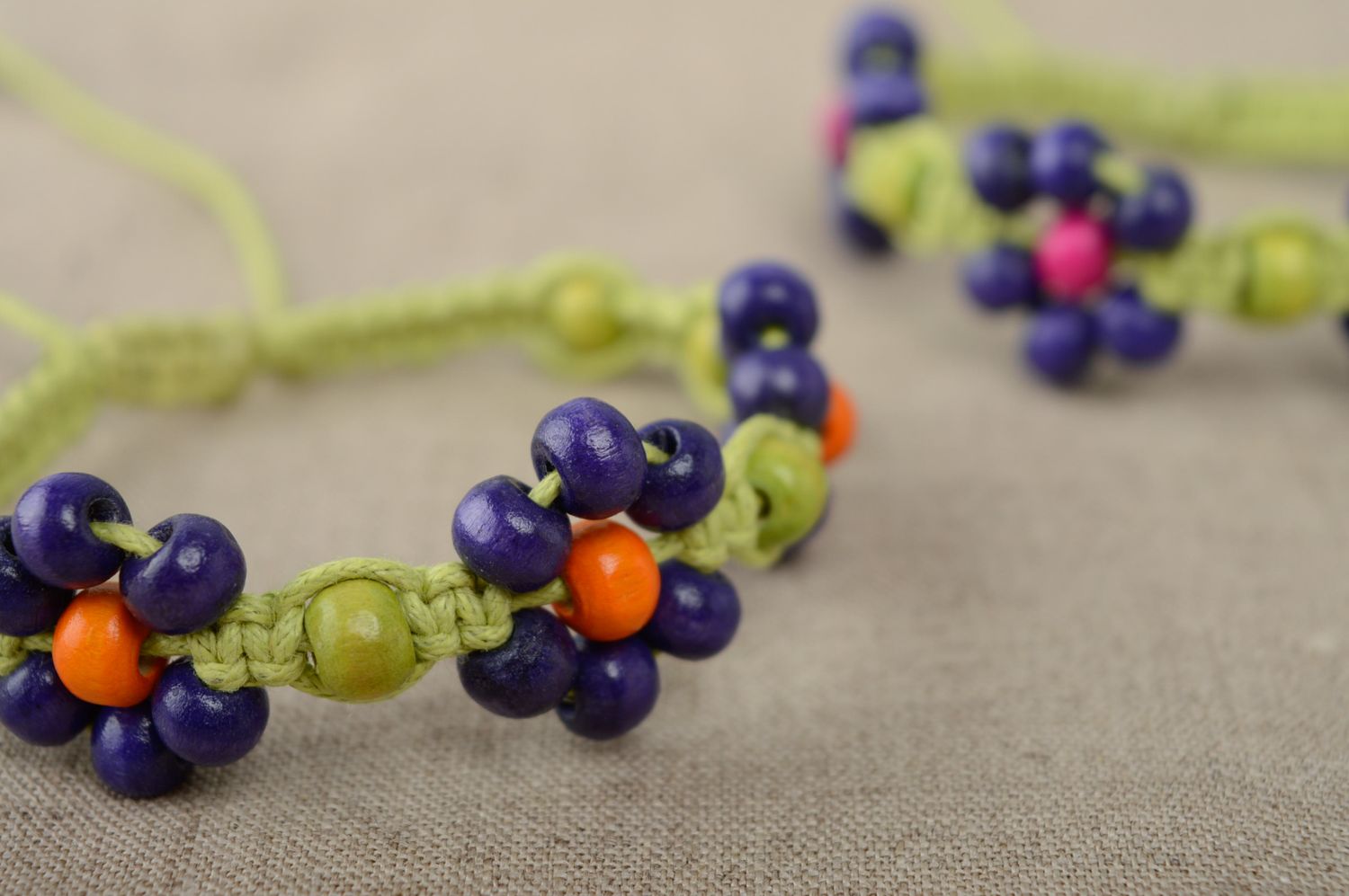 Bracelet en cordon tressé étroit multicolore avec perles en bois en macramé  photo 5