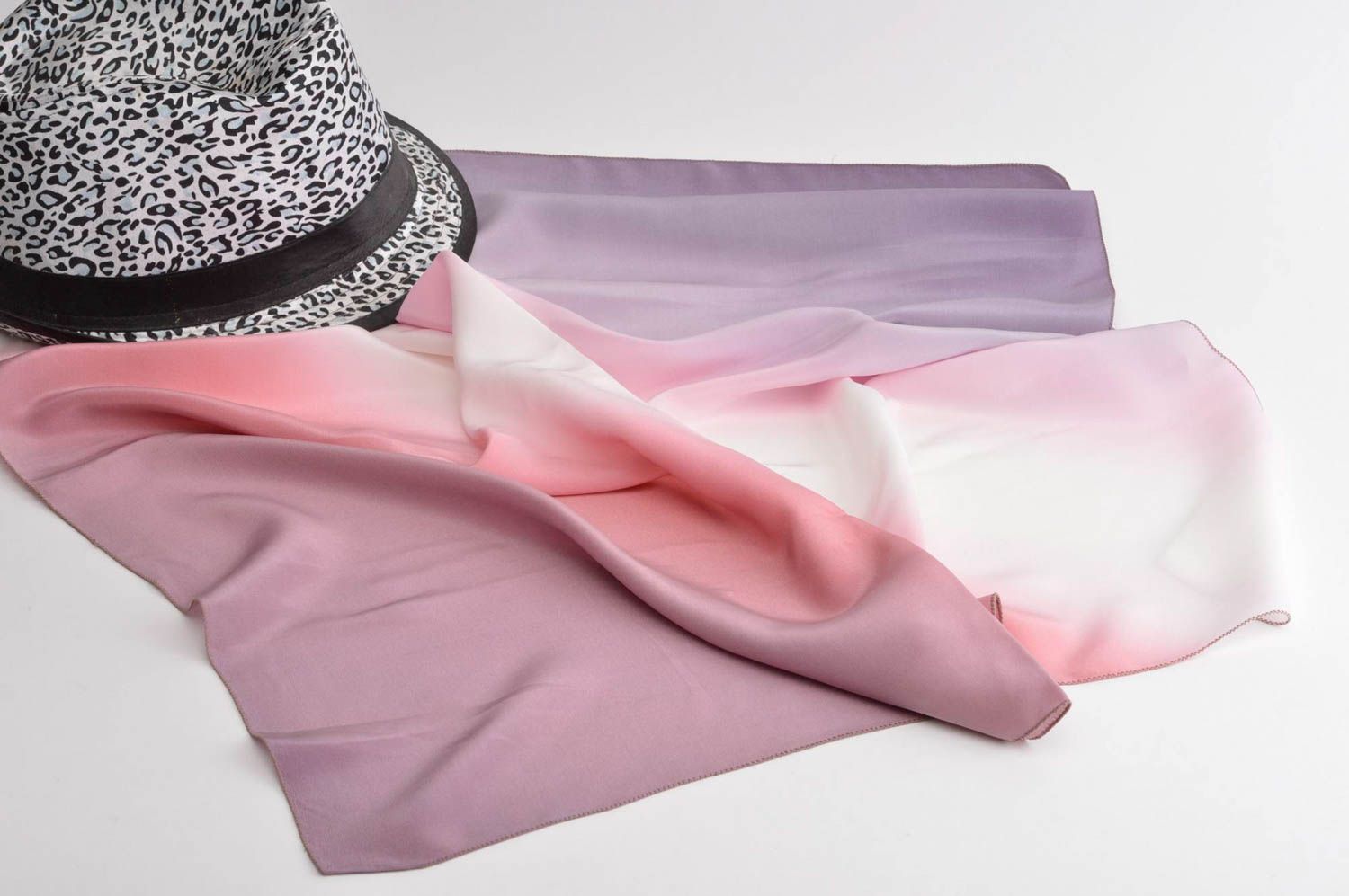 Светлый платок ручной работы оригинальный подарок нарядный платок из шелка фото 1