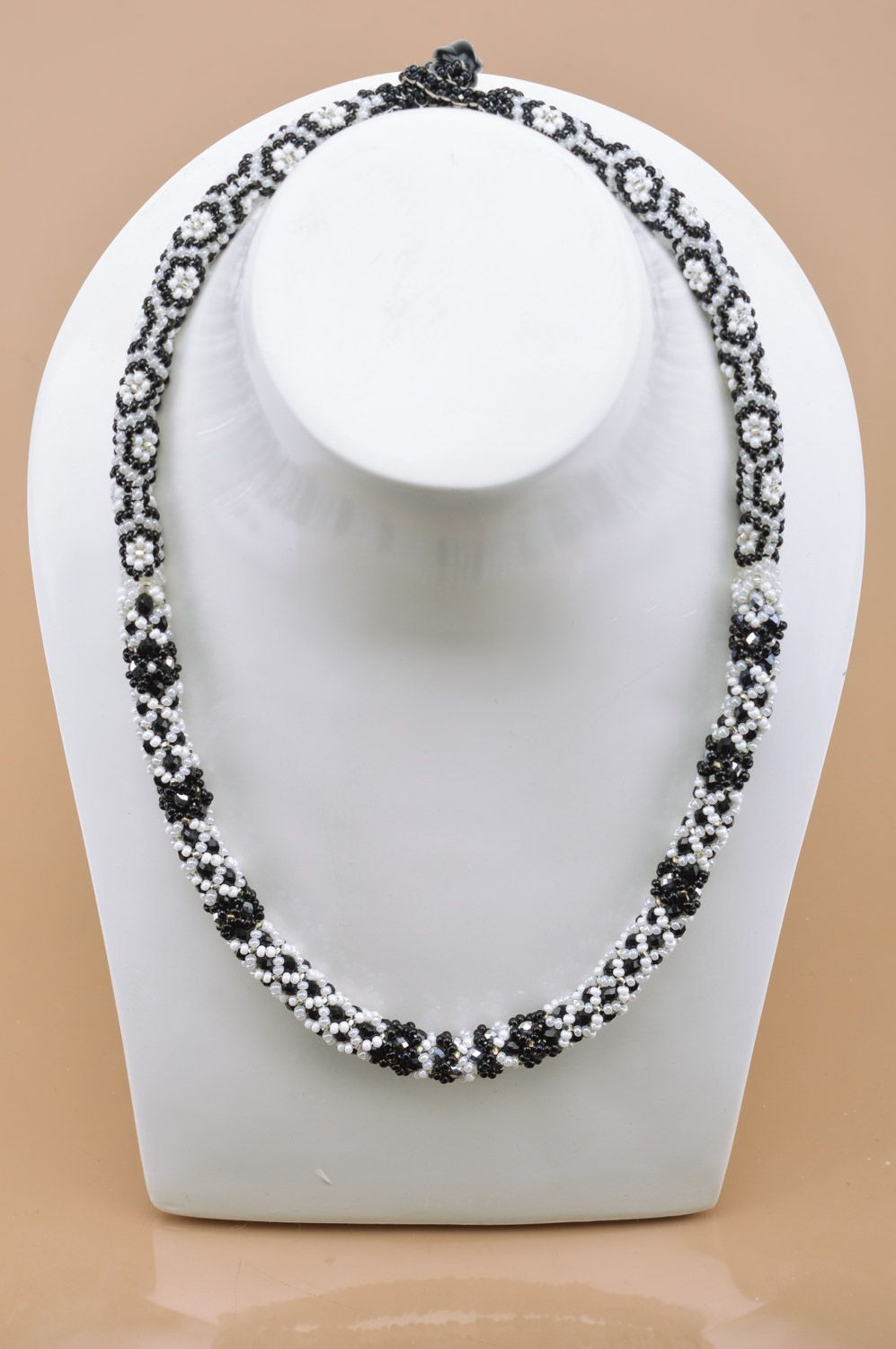 Handgemachter Halsschmuck aus Glasperlen in schwarzen und weißen Farben fraulich foto 3