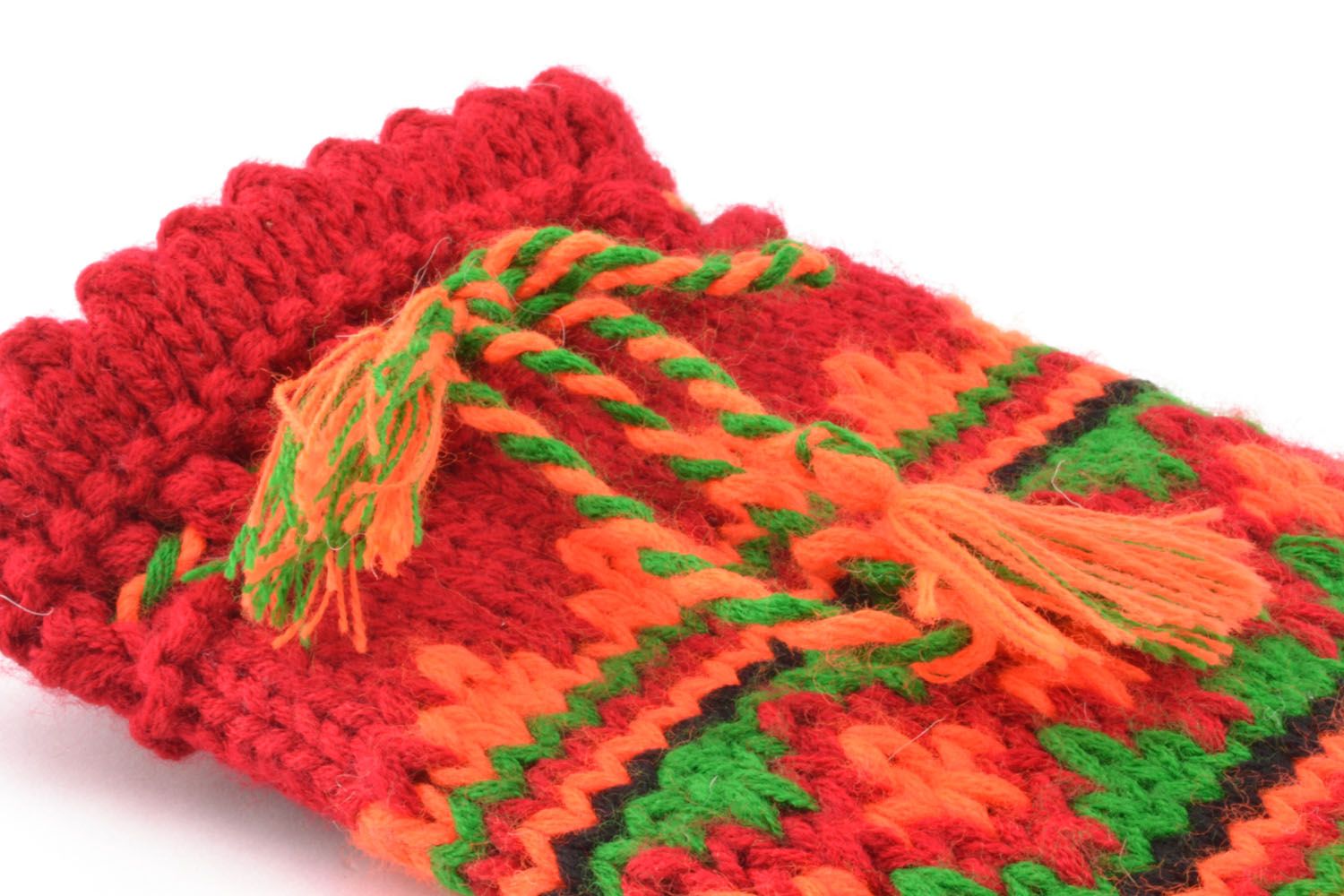 Rote selbstgestrickte Socken aus Wolle mit Ornament  foto 2