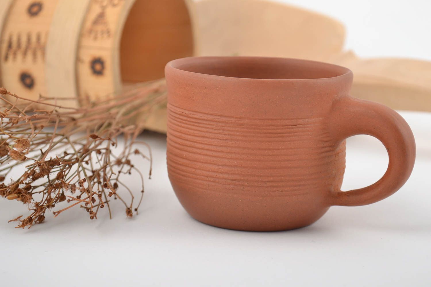 Чашка для чая объемом 200 миллилитров с ручкой коричневая глиняная ручной работы фото 1
