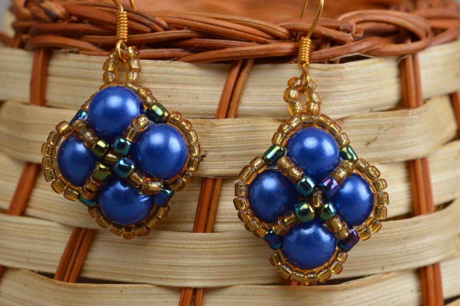 Schöne originelle blaue handgemachte Ohrringe aus Glasperlen für stilvolle Damen foto 1