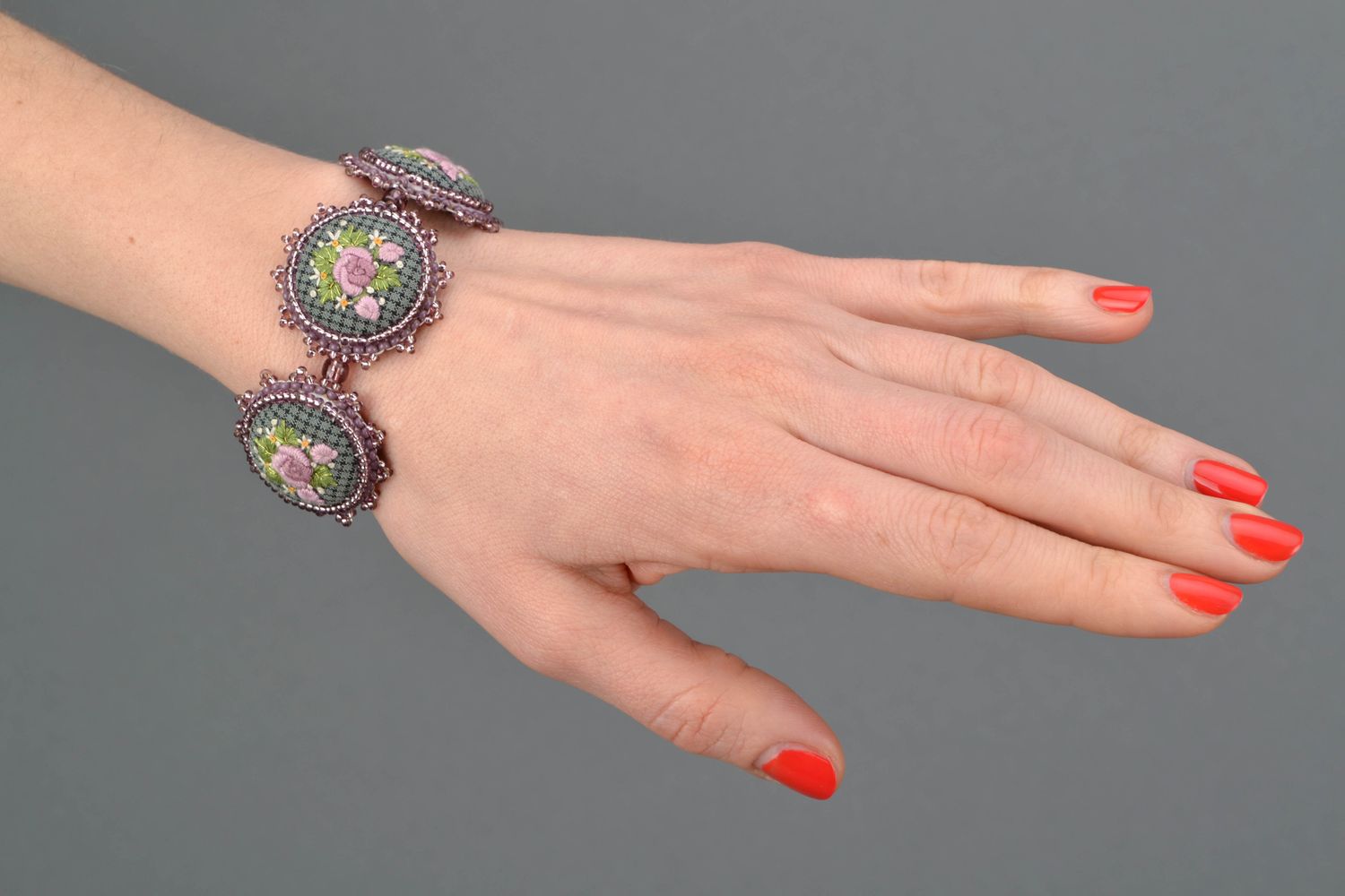 Bracelet avec broderie fait main original Roses violettes photo 2