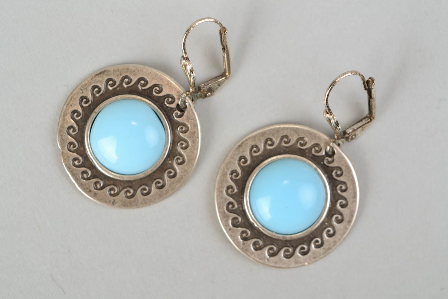 Boucles d'oreilles pendantes rondes métalliques faites main avec cabochons bleus  photo 3