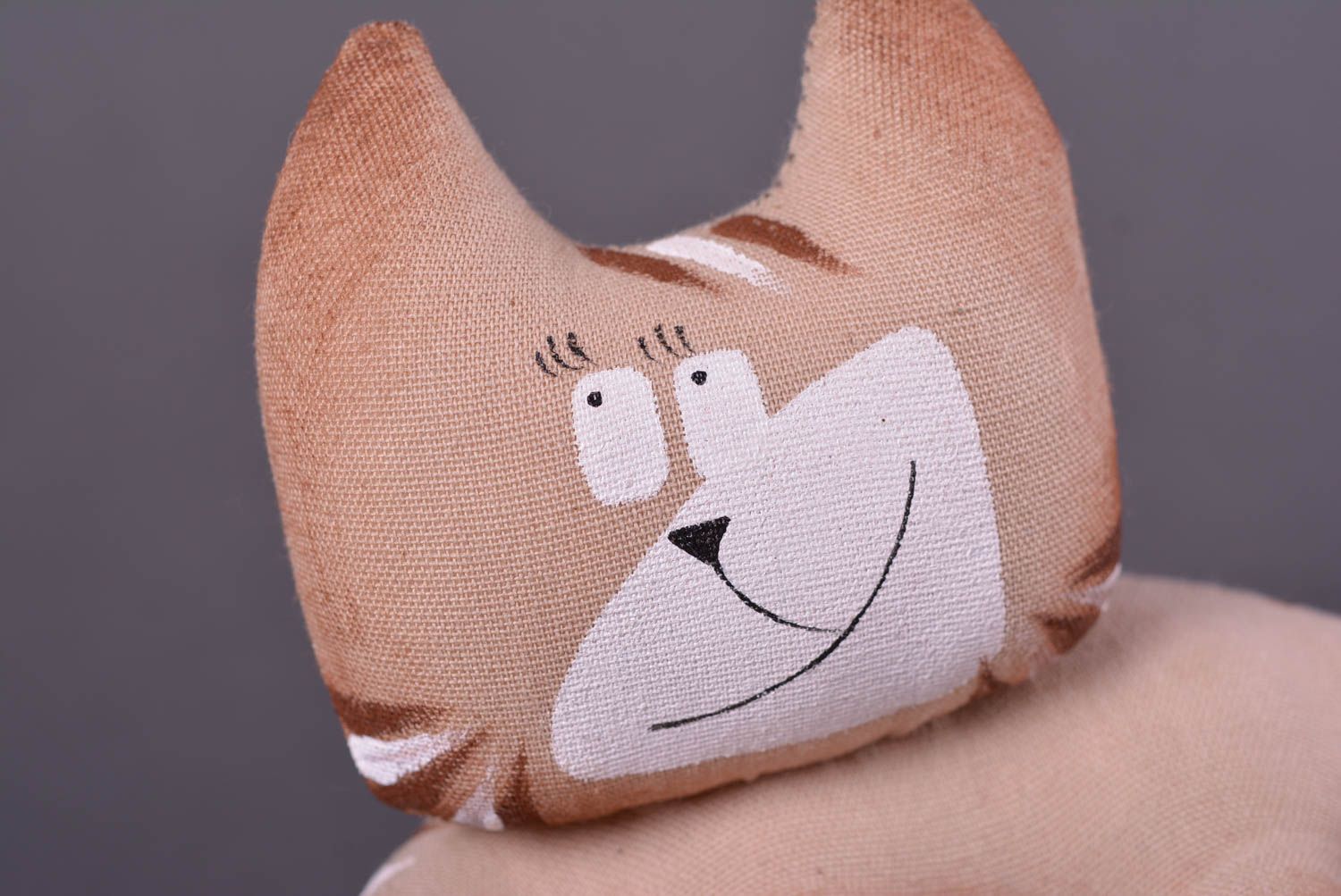 Игрушка ручной работы в виде кота интерьерная игрушка декор для дома коричневая фото 2
