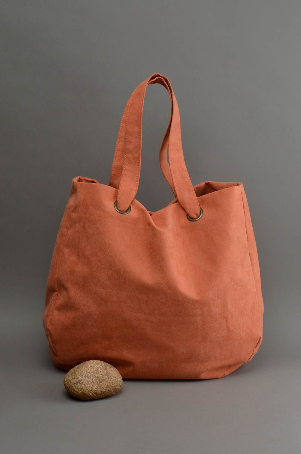 Grand sac marron porté épaule en daim artificiel fait main avec poche intérieure photo 1