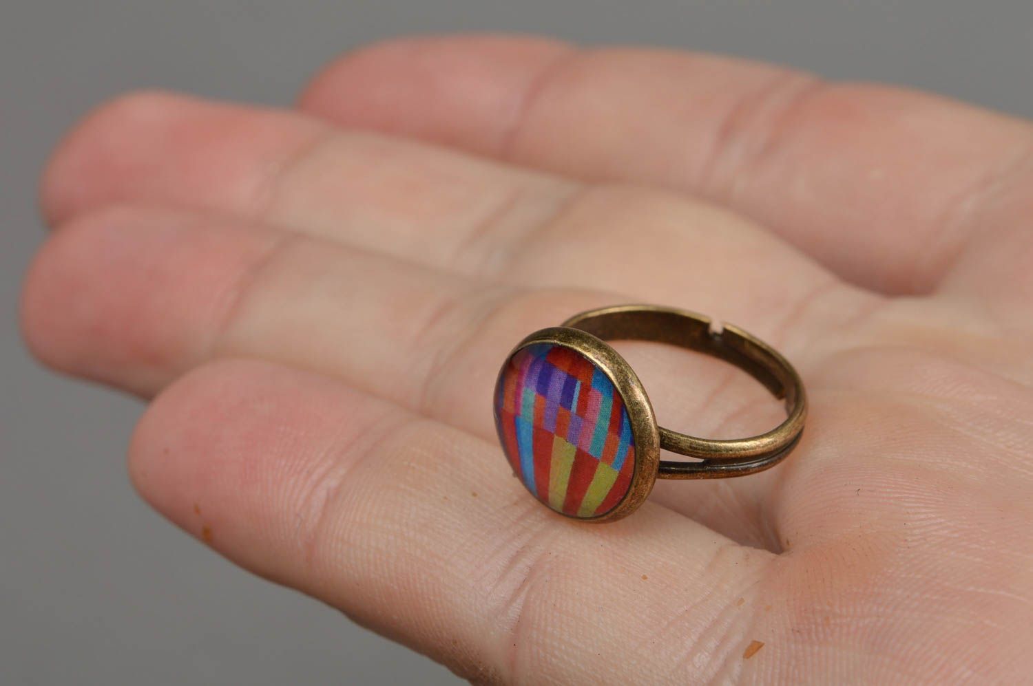 Кольцо в технике декупаж с ювелирной смолой ручной работы разноцветное фото 4