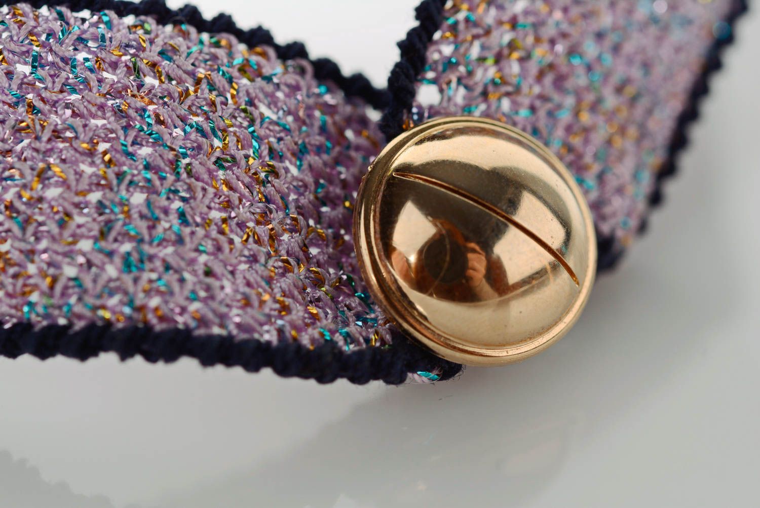 Collar tejido a ganchillo de abalorios y cuentas con hilo artesanal morado foto 4