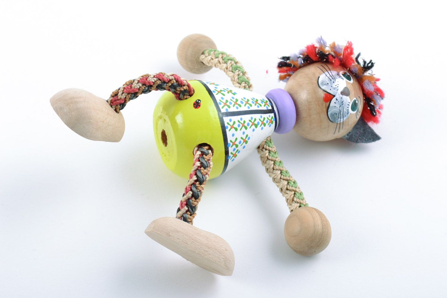 Handmade Spielzeug aus Holz in Form vom Kater im Hut mit Bemalung künstlerisch foto 5