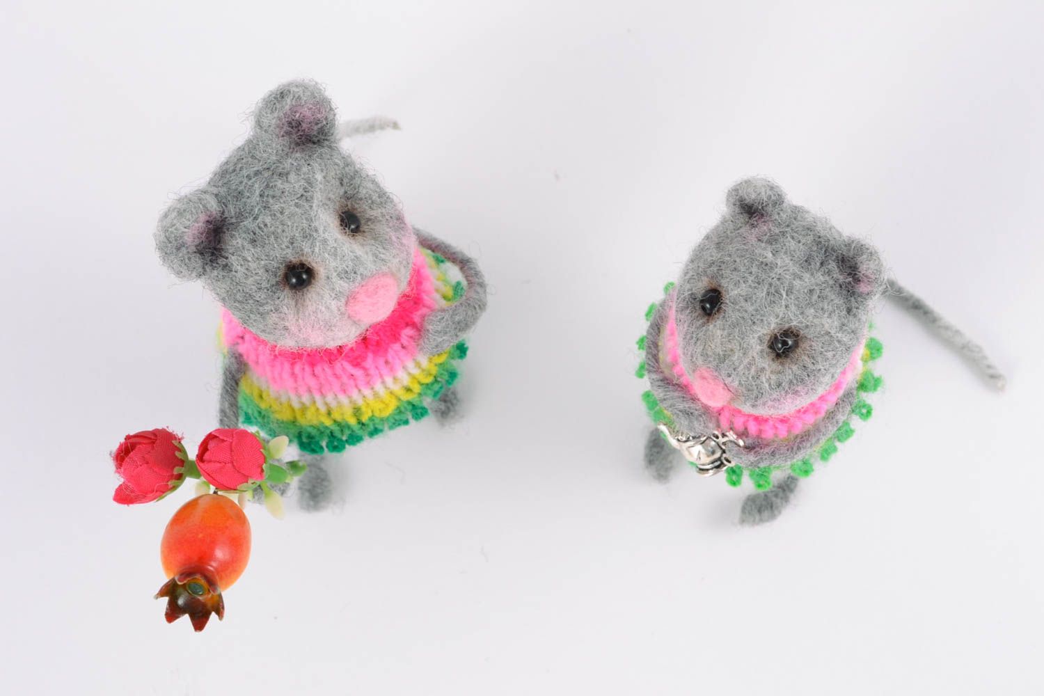 Set de juguetes de peluche artesanales hechos de lana ratoncitas grises 2 piezas foto 4