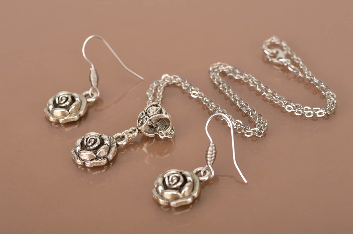 Bijoux fait main Pendentif en métal Boucles d'oreilles pendantes forme de roses photo 4