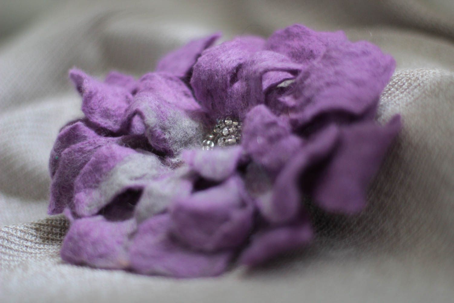 Broche mauve Bijou fait main laine feutrée Accessoire femme perles rocaille photo 5
