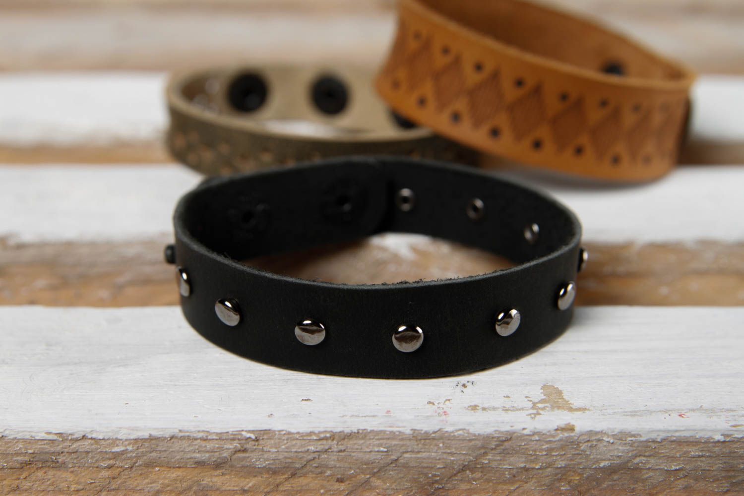 Bracelet fait main en cuir Bracelet original noir rivets Accessoire en cuir photo 1
