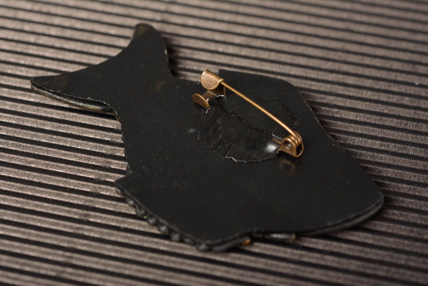 Broche original artesanal de arcilla polimérica con forma de pez con cuenta foto 2