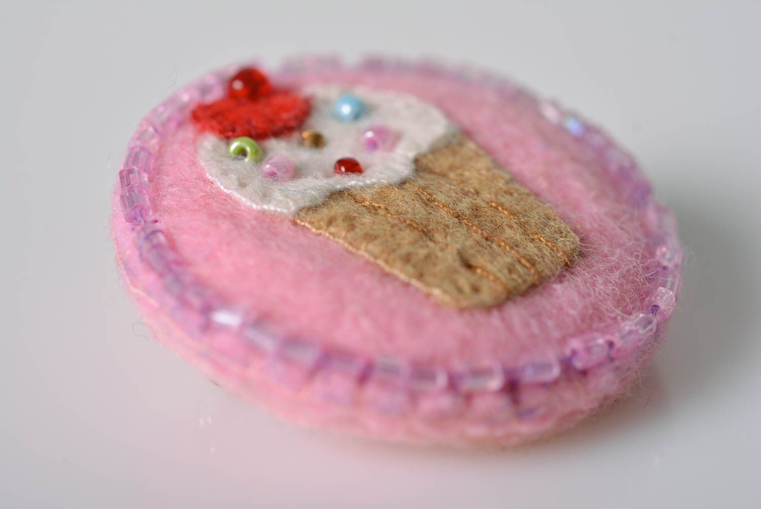 Брошь ручной работы украшение из ткани круглая женская брошь розовая Пирожное фото 4