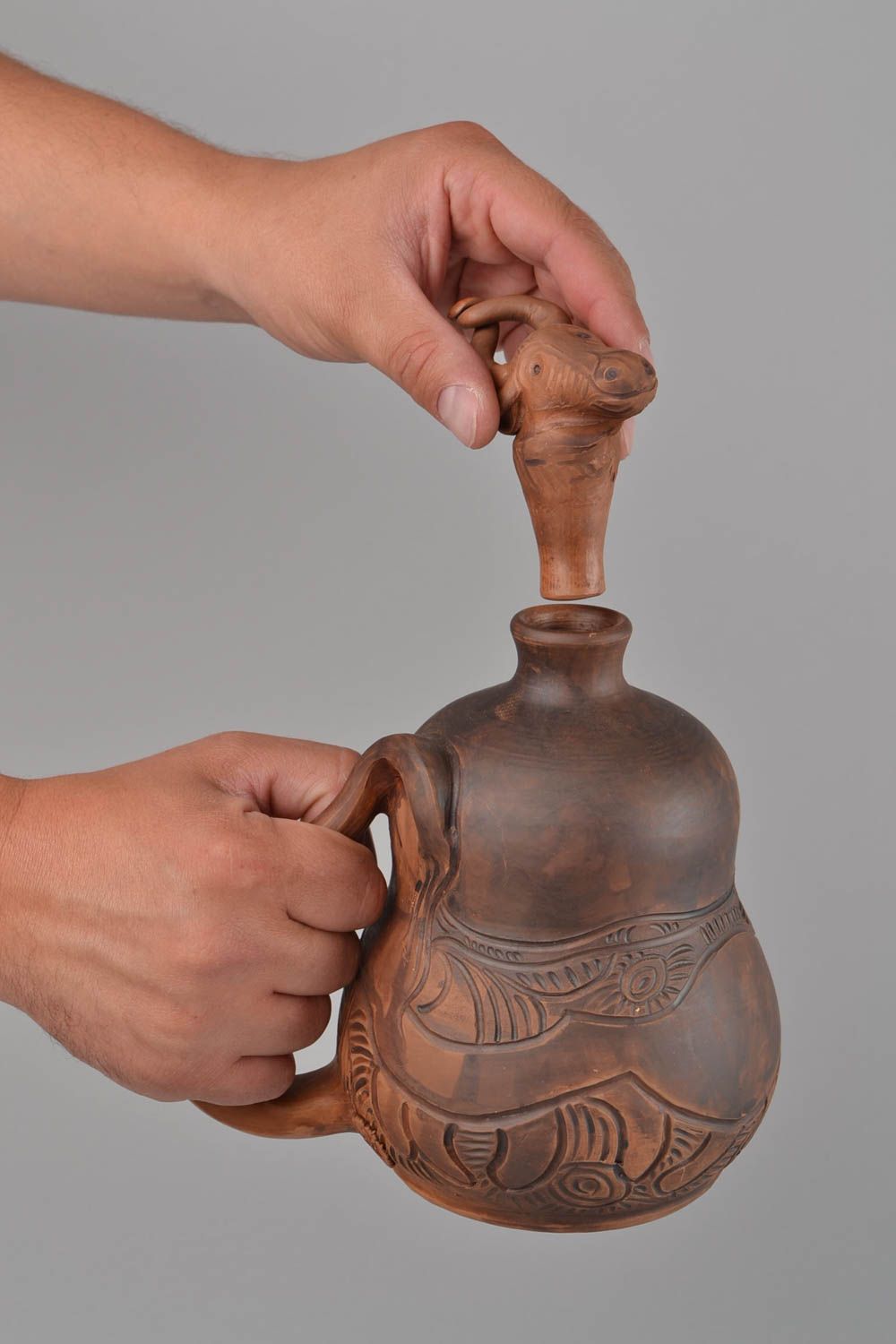 Botella de arcilla con tapón decorativa artesanal grande marrón con ornamento 1l foto 2