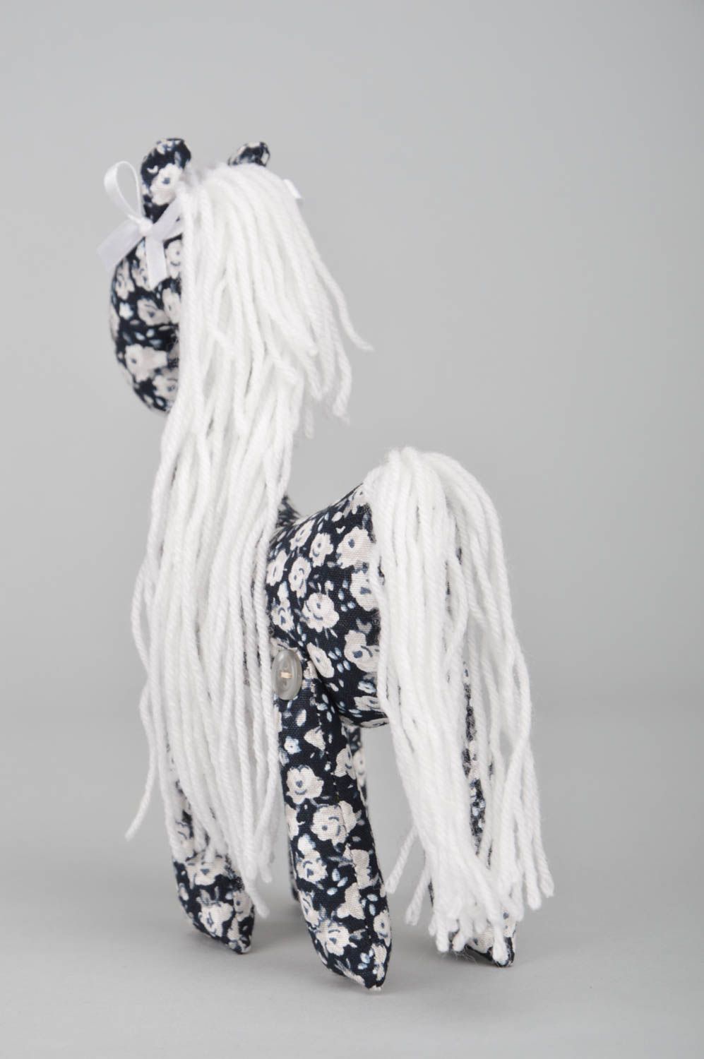 Peluche cheval noire à motif floral blanc en coton belle faite main pour enfant photo 4