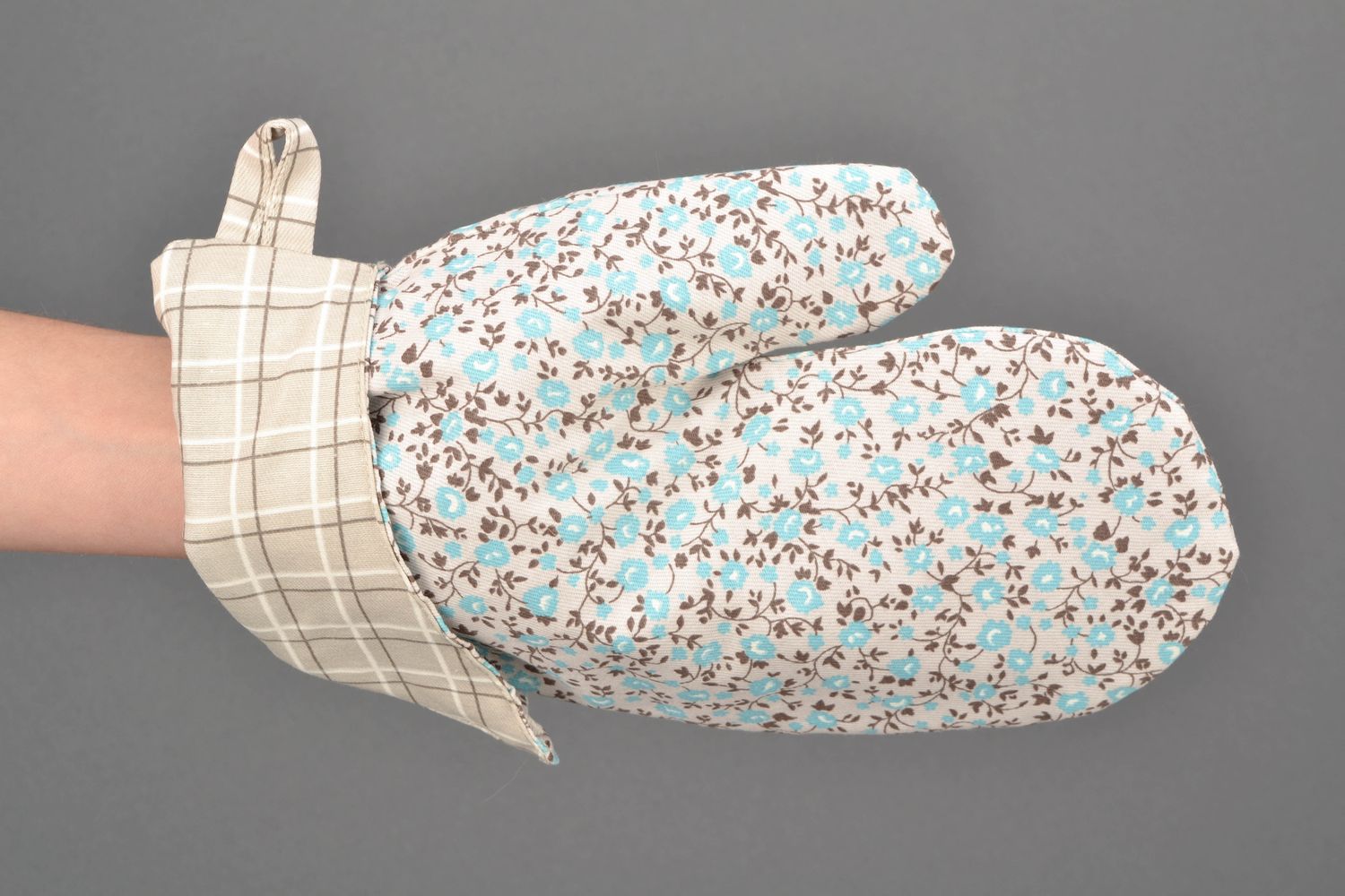 Textile oven mitt with flower print photo 2
